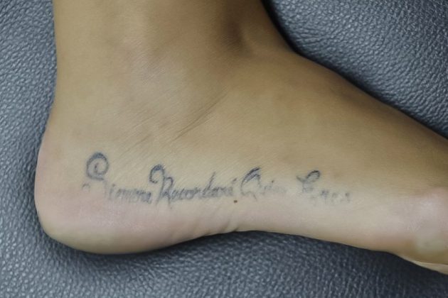 Строптивая сучка с татуировками слизала сперму с груди после мощного траха